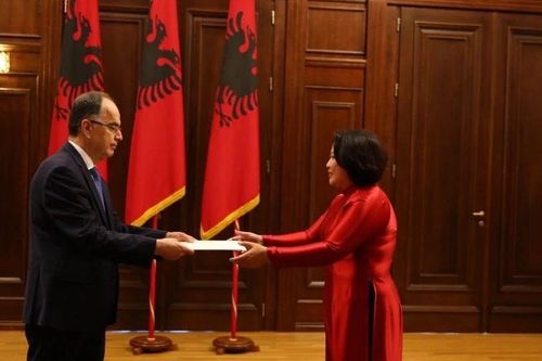 Đại sứ Phạm Thị Thu Hương trình Quốc thư lên Tổng thống Albania