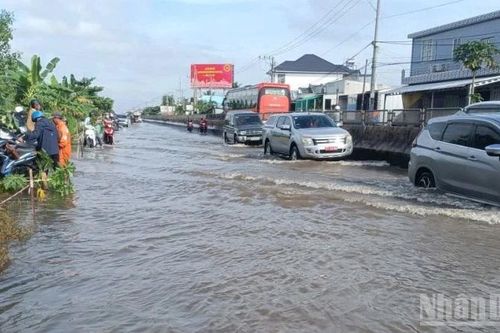 Triều cường dâng cao, nhiều đoạn Quốc lộ 1 qua Vĩnh Long và Cần Thơ bị ngập sâu