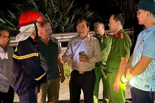 Vụ lật xe ở Quảng Ngãi: Dùng cưa sắt cắt cửa, đưa thi thể ra ngoài