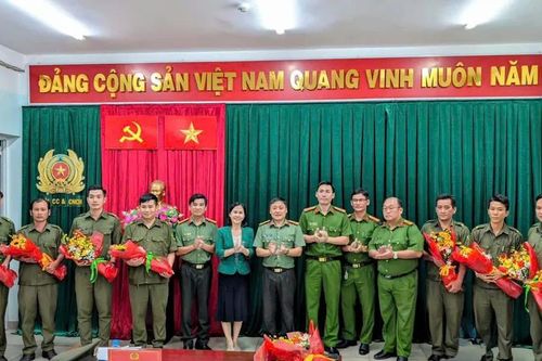 Biểu dương lực lượng cứu nạn giải cứu 127 người dân mắc kẹt trong mưa lớn
