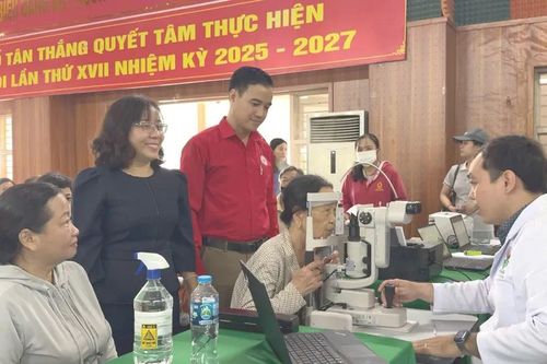 Khám mắt và phát quà cho người dân có hoàn cảnh khó khăn