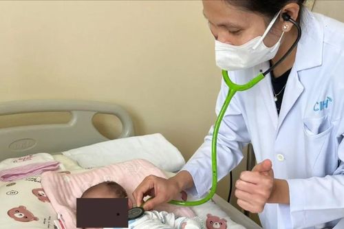 Cứu bé gái sơ sinh bị thoát vị tủy mỡ kèm đảo ngược phủ tạng hiếm gặp