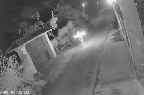 Truy tìm đối tượng ném vật nghi 'bom xăng' vào cổng nhà dân rồi bỏ trốn