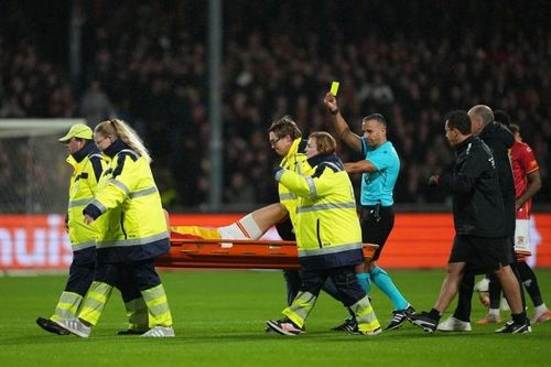 Hy hữu: Cầu thủ đang nằm cáng rời sân vẫn phải nhận thẻ vàng ở Europa League