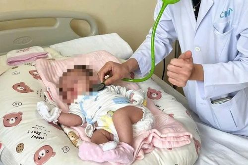 Phẫu thuật thành công cho bé sơ sinh có 2 dị tật cực hiếm gặp