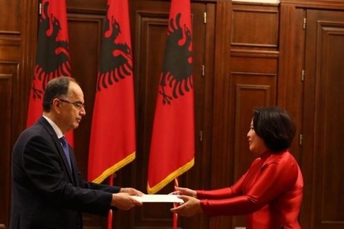 Đại sứ Việt Nam trình Thư ủy nhiệm lên Tổng thống Albania