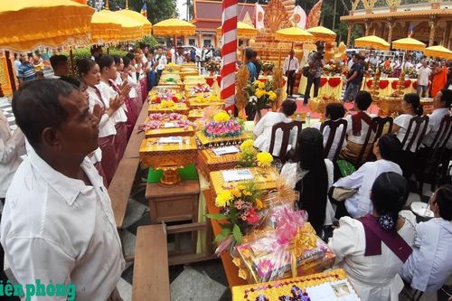 Phum sóc Khmer rộn ràng trong lễ dâng y Kathina