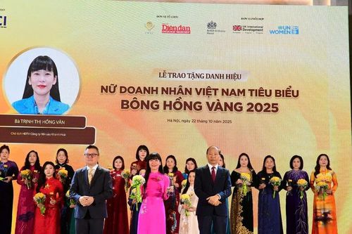 Chủ tịch Hội đồng thành viên Công ty Yến sào Khánh Hòa nhận danh hiệu 'Nữ Doanh nhân Việt Nam tiêu biểu - Bông hồng vàng năm 2025