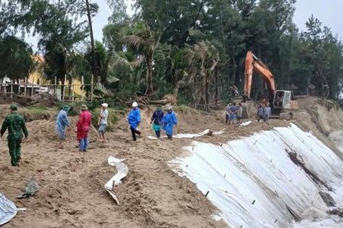 Miền Trung mưa lớn kéo dài, sạt lở do ảnh hưởng của bão số 12
