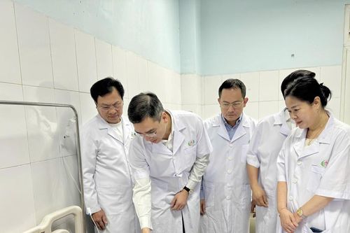 Đoàn công tác Bộ Y tế thăm, tặng quà cho các nạn nhân trong vụ bị tấn công tại Bệnh viện Sản Nhi Nghệ An