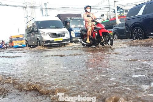 Triều cường dâng cao, cửa ngõ TPHCM ngập nặng, người dân vất vả đi làm