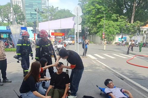 Robot cứu hỏa 'tham gia' diễn diễn tập chữa cháy ở tòa nhà trung tâm TPHCM