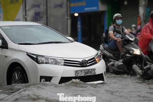Mưa lớn giờ cao điểm ở TPHCM, đường mênh mông nước