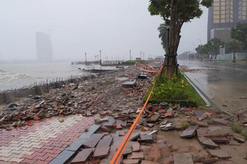 Sông Hàn mùa bão, bờ kè đường Như Nguyệt 'kêu cứu'