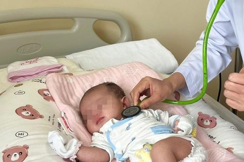 Bé gái sơ sinh có trái tim nằm bên phải lồng ngực
