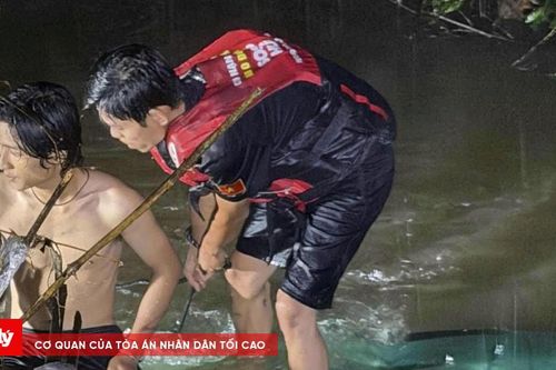 Tìm thấy ô tô điện bị nước cuốn trôi ở Huế