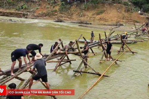 Nghệ An: Huy động lực lượng dựng cầu tạm bằng tre vượt khe Huồi Nguyên