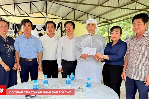 Hỗ trợ hơn 170 triệu đồng cho gia đình cụ bà bị nước cuốn trôi
