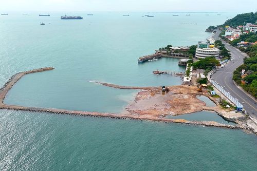 Hé lộ hình ảnh đổ chất thải lấp biển khiến 'ông chủ' dự án cáp treo Vũng Tàu bị bắt