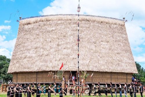 Làng Kon Băh 'hồi sinh' nhà rông sau hỏa hoạn