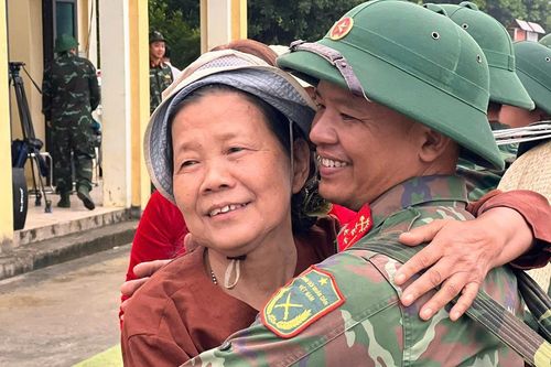 Người dân Phú Thọ xúc động tiễn Lữ đoàn 249 sau 1 năm vận hành cầu phao Phong Châu