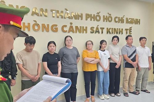 Danh tính cặp vợ chồng cầm đầu đường dây sản xuất nước hoa giả Chanel, Dior, Gucci