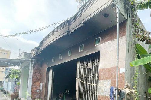 Người đàn ông 40 tuổi mang xăng đốt nhà vợ cũ, sau đó tử vong trong quán cà phê