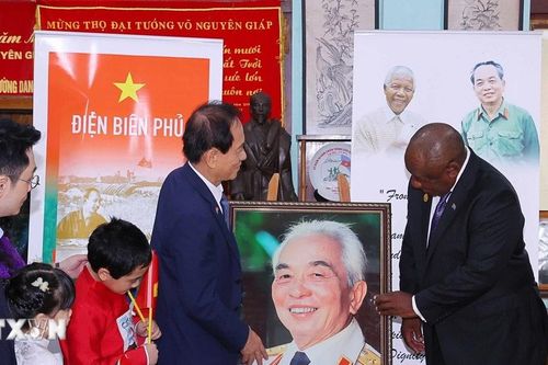 Tổng thống Nam Phi thăm gia đình Đại tướng Võ Nguyên Giáp tại phố Hoàng Diệu