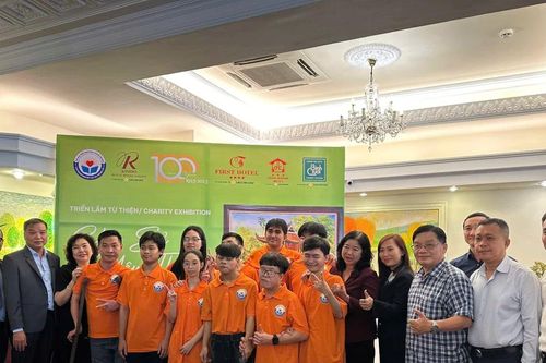 Triển lãm từ thiện 'Chia sẻ yêu thương': Khi những mảnh ghép cuộc đời tỏa sáng