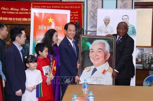 Tổng thống Nam Phi Matamela Cyril Ramaphosa thăm gia đình Đại tướng Võ Nguyên Giáp
