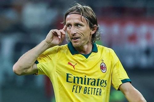 Luka Modric tặng các cầu thủ AC Milan điện thoại iPhone