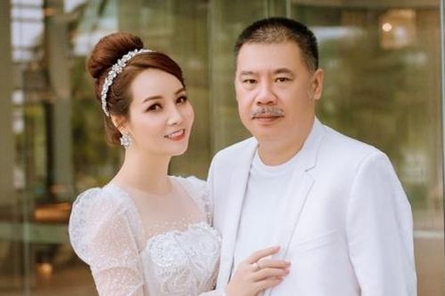 Hôn nhân viên mãn của 'cô Trúc' phim 'Những ngọn nến trong đêm' sau 23 năm lấy chồng doanh nhân