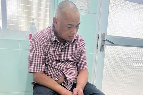 Bắt đối tượng cầm dao gí vào cổ cháu bé, đâm Đại úy công an bị thương