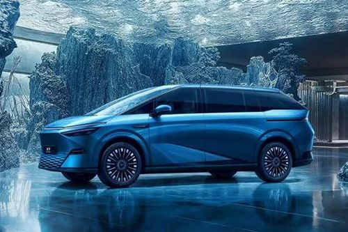 'Kẻ ngáng đường' Toyota Alphard ra mắt, giá hơn 1 tỷ đồng
