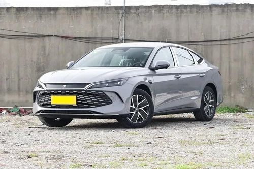 Xe sedan tiêu thụ 2,79 lít xăng/100 km, giá gần 350 triệu đồng, so kè với Toyota Camry
