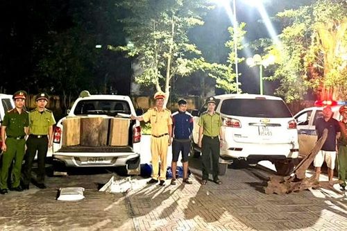 Công an phát hiện xe ô tô chở gỗ không rõ nguồn gốc
