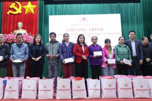 Phó Chủ tịch HĐND tỉnh Lâm Thị Hương Thành trao quà cho người dân bị ảnh hưởng do bão lũ tại xã Phúc Hòa