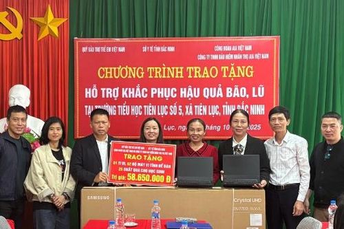Trao máy tính hỗ trợ cho trường học bị ảnh hưởng bởi thiên tai