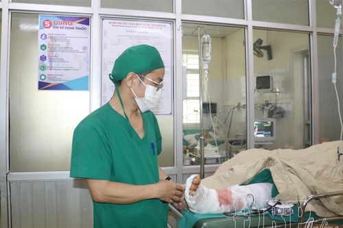 Phẫu thuật nối chi giữ lại bàn chân trái cho bệnh nhân bị tai nạn giao thông
