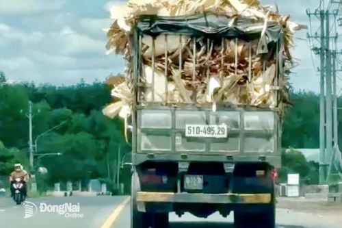 Xe tải chở hàng không che đậy, rơi vãi xuống quốc lộ 14 bị xử lý nghiêm