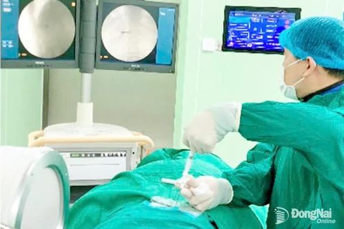 Bơm xi măng sinh học cho cụ bà 98 tuổi, tránh bị liệt