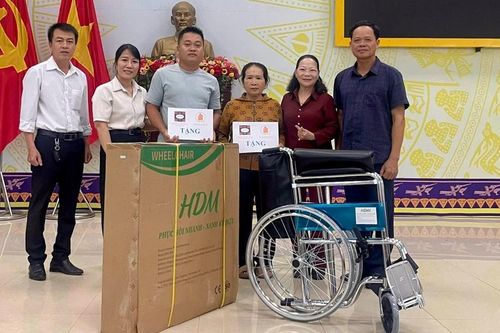 Gia Lai: Tặng xe lăn, xe lắc cho nạn nhân chất độc da cam có hoàn cảnh khó khăn