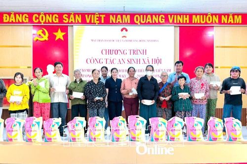 Ủy ban MTTQ Việt Nam phường Đông Ninh Hòa trao 70 suất quà cho các hộ dân