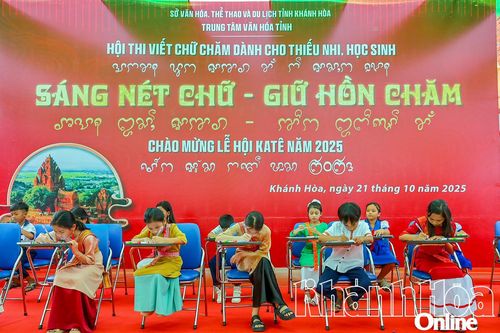Giữ hồn Chăm qua từng nét chữ
