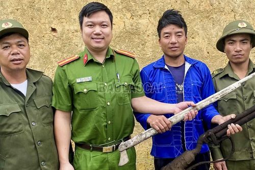 Công an xã Y Tý đã thu hồi được 106 vũ khí các loại
