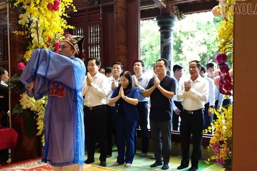 Các đồng chí lãnh đạo tỉnh dự Lễ Cơm mới Đền Đông Cuông 2025
