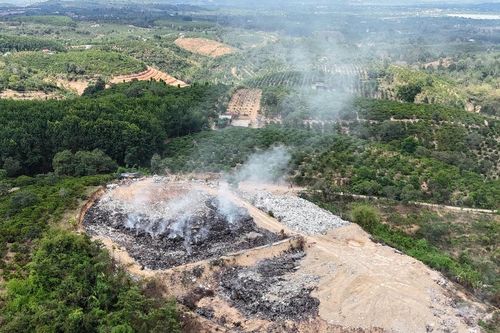 Bãi rác quá tải gây ô nhiễm kéo dài