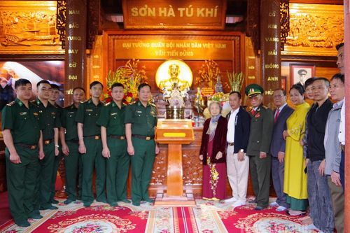Bộ đội Biên phòng Tuyên Quang trao cờ Tổ quốc từ Lũng Cú cho Nhà lưu niệm Đại tướng Văn Tiến Dũng