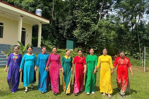 Tặng gần 500 bộ áo dài cho phụ nữ xã Tân An