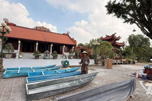 'Xưởng thuyền' nơi sân chùa